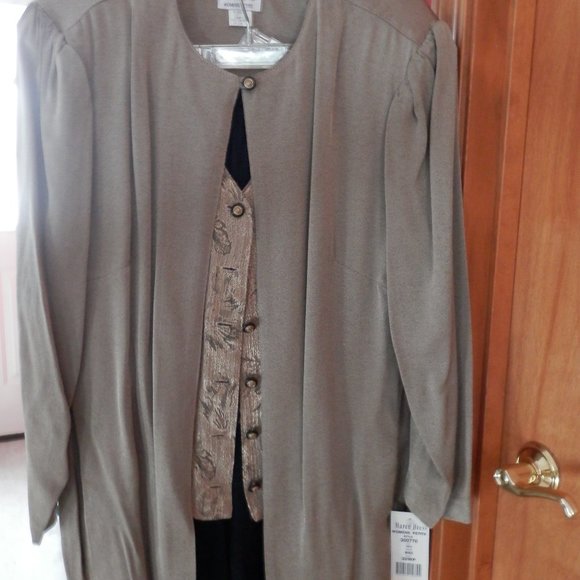 New Two Tone Pant Suit with Sewn in Vest - Picture 1 of 5